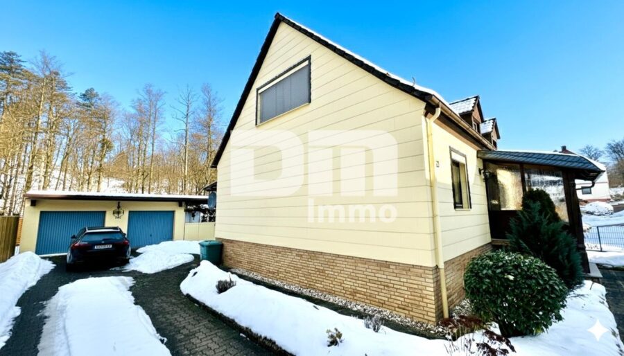 Modernisierte DHH mit Doppelgarage und 2x Carport in Traumlage inkl. Bachlauf - Seitenansicht